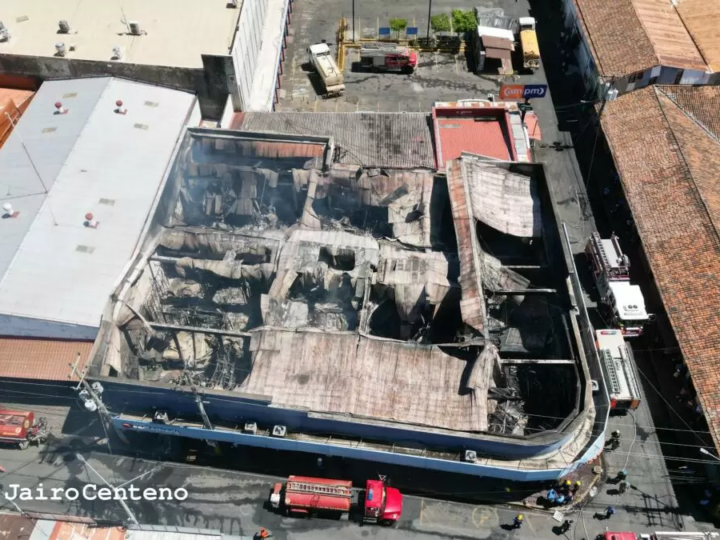 Voraz incendio destruye tienda La Curacao y deja lesionado a un bombero en León