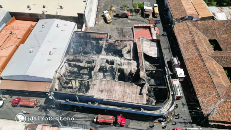 Voraz incendio destruye tienda La Curacao y deja lesionado a un bombero en León