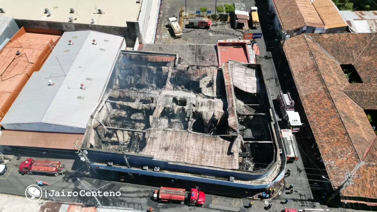 Voraz incendio destruye tienda La Curacao y deja lesionado a un bombero en León