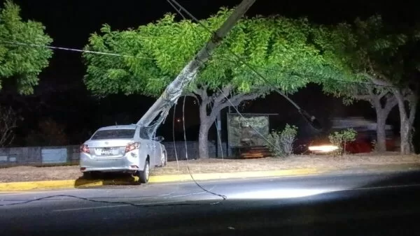Conductor borracho se lesiona al derribar poste en carretera a Masaya