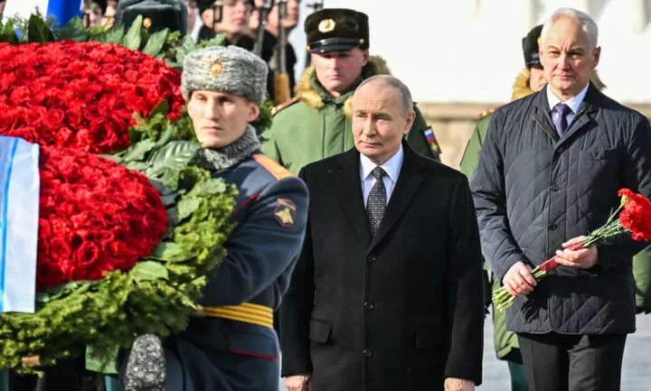 Presidente Putin deposita flores en la Tumba del Soldado Desconocido en el Día del Defensor de la Patria