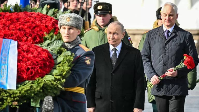 Presidente Putin deposita flores en la Tumba del Soldado Desconocido en el Día del Defensor de la Patria