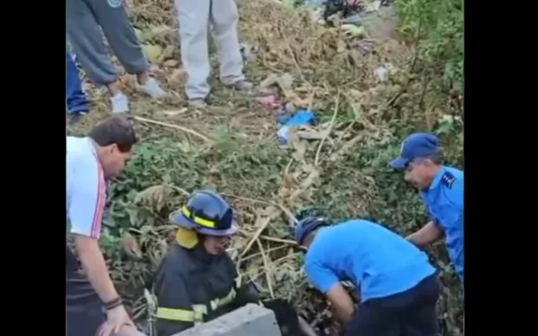 Motociclista ebrio se salva de la muerte al caer desde el puente de San Judas, en Pista Suburbana