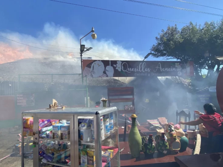 Llamas destruyen rancho de Quesillos Acacia en Nagarote, León