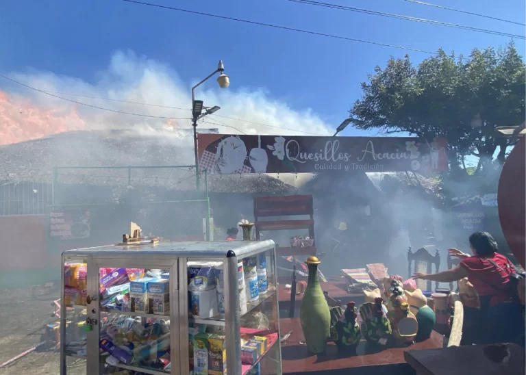 Llamas destruyen rancho de Quesillos Acacia en Nagarote, León