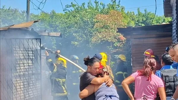 Incendio acaba con 2 viviendas en el barrio Santa Ana Norte