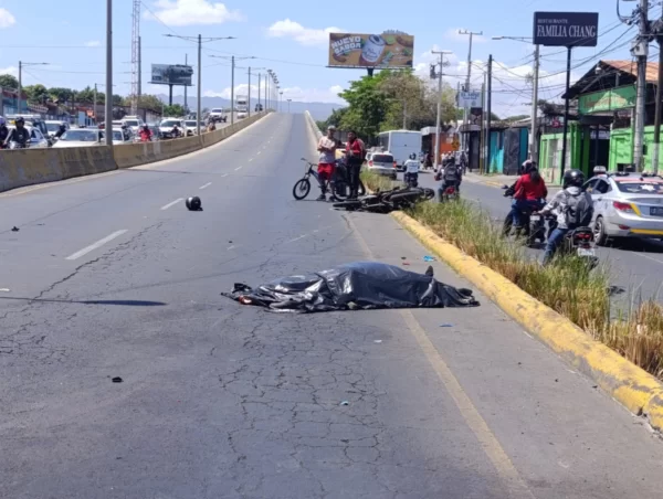 Un motociclista falleció y otro quedó grave al estrellarse contra camión cerca de Rubenia