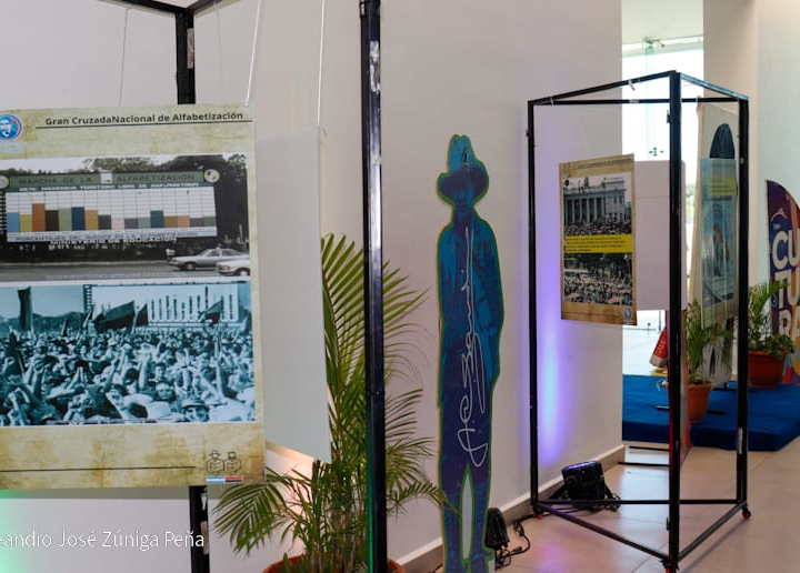 Juventud celebra 46 años de alfabetización con emotiva exposición fotográfica