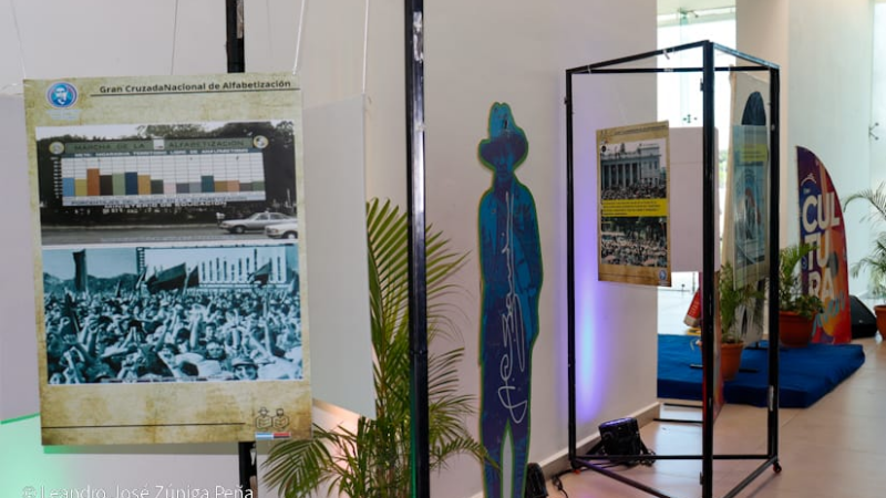 Juventud celebra 46 años de alfabetización con emotiva exposición fotográfica