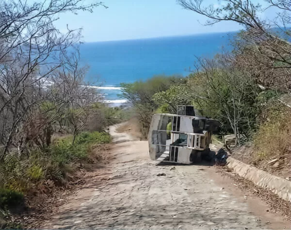 Rivas: Mujer estadounidense fallece en vuelco de camión en Rancho Santana