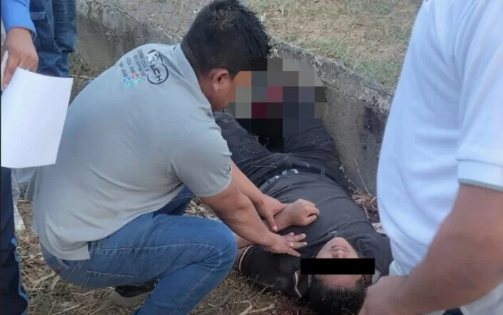 Mecánico queda con pierna desbaratada al impactar en moto contra autobús en Villa El Carmen