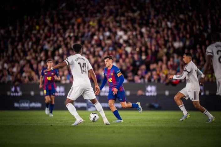 Barcelona derrota al Real Madrid y conquista la Liga de España