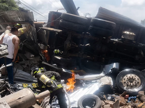 Camión sin frenos deja 2 personas muertas en Tegucigalpa