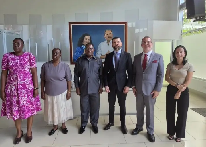 Con Embajador de Zimbabue