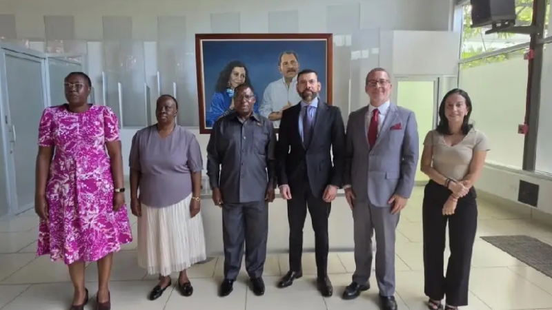 Con Embajador de Zimbabue