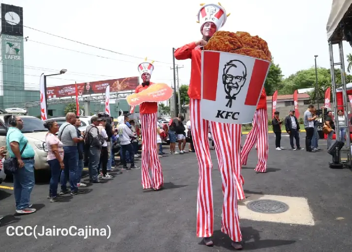 KFC abre al público y centenares acuden a probar su popular menú