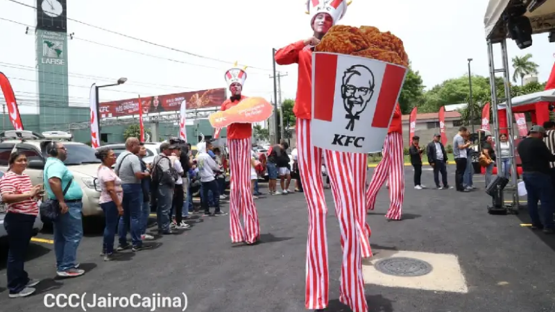 KFC abre al público y centenares acuden a probar su popular menú