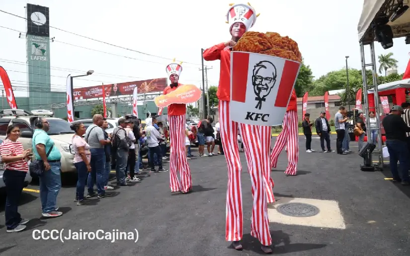 KFC abre al público y centenares acuden a probar su popular menú