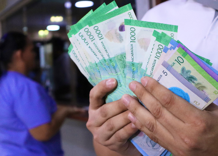 Trabajadores de la salud reciben su salario adelantado en saludo al mes patrio