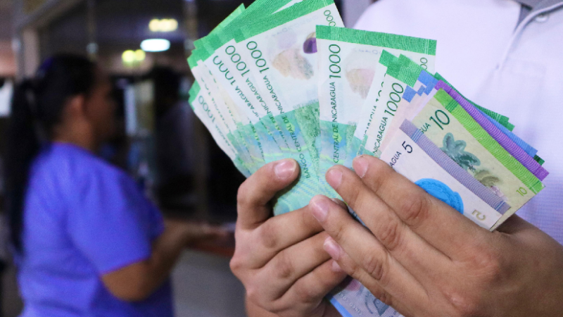 Trabajadores de la salud reciben su salario adelantado en saludo al mes patrio