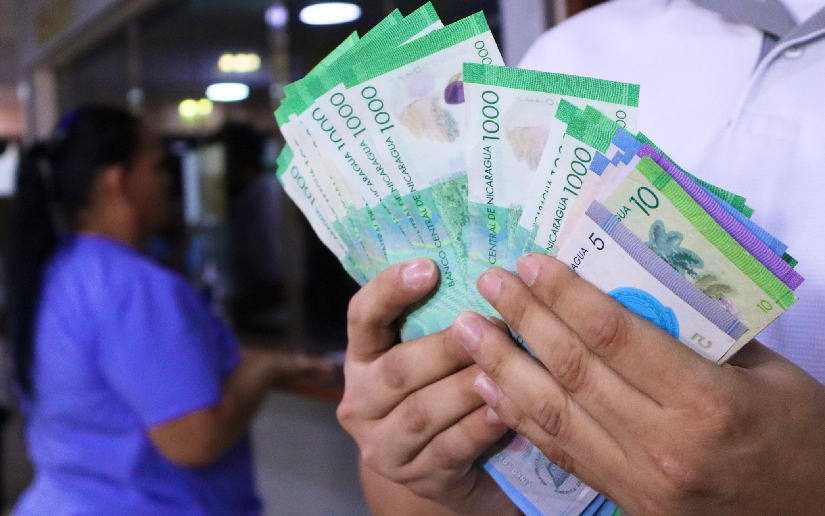 Trabajadores de la salud reciben su salario adelantado en saludo al mes patrio