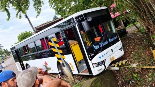 Chofer muere de infarto, ayudante evita que bus caiga a río en Nueva Guinea