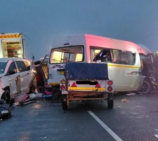 Choque entre dos microbuses deja 21 muertos en Sudáfrica