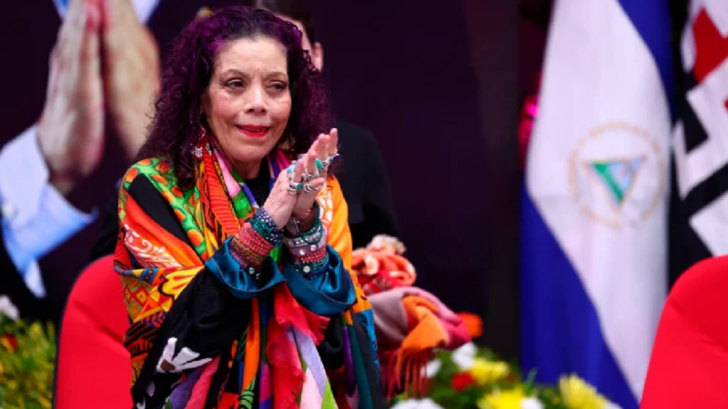RIGOBERTO – HÉROE, POETA INCANDESCENTE – LLAMA DEL PUEBLO