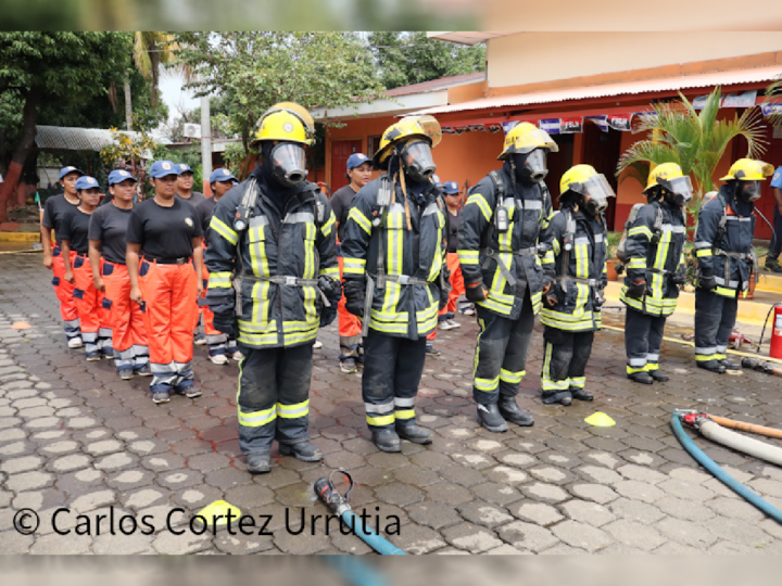 Nuevos bomberos realizan demostración con equipos de respiración autocontenido