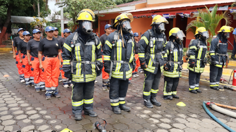 Nuevos bomberos realizan demostración con equipos de respiración autocontenido