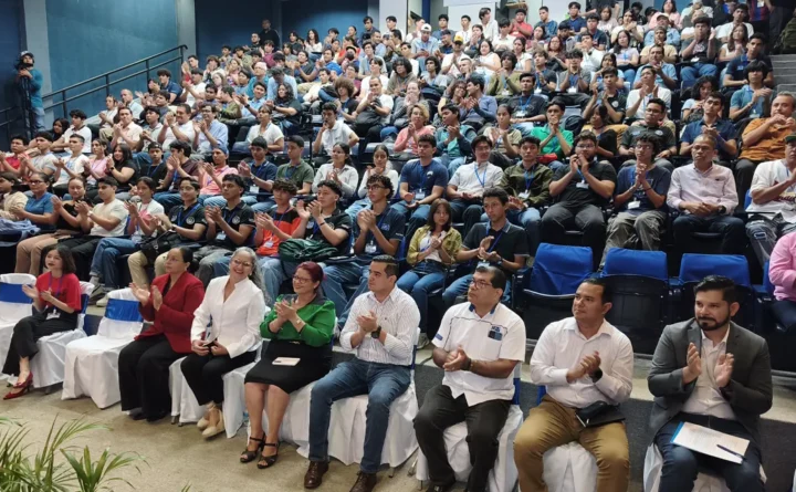 Universidades de Nicaragua acercan a estudiantes a la inteligencia artificial y nuevas tecnologías