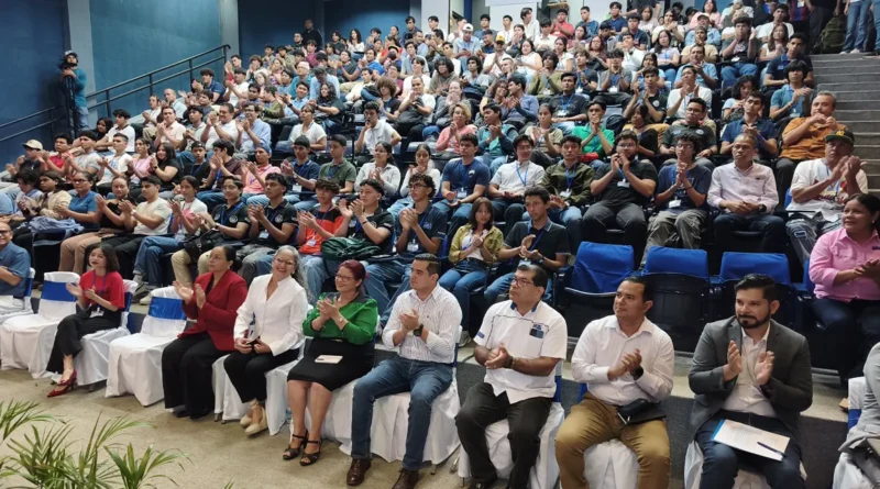 Universidades de Nicaragua acercan a estudiantes a la inteligencia artificial y nuevas tecnologías