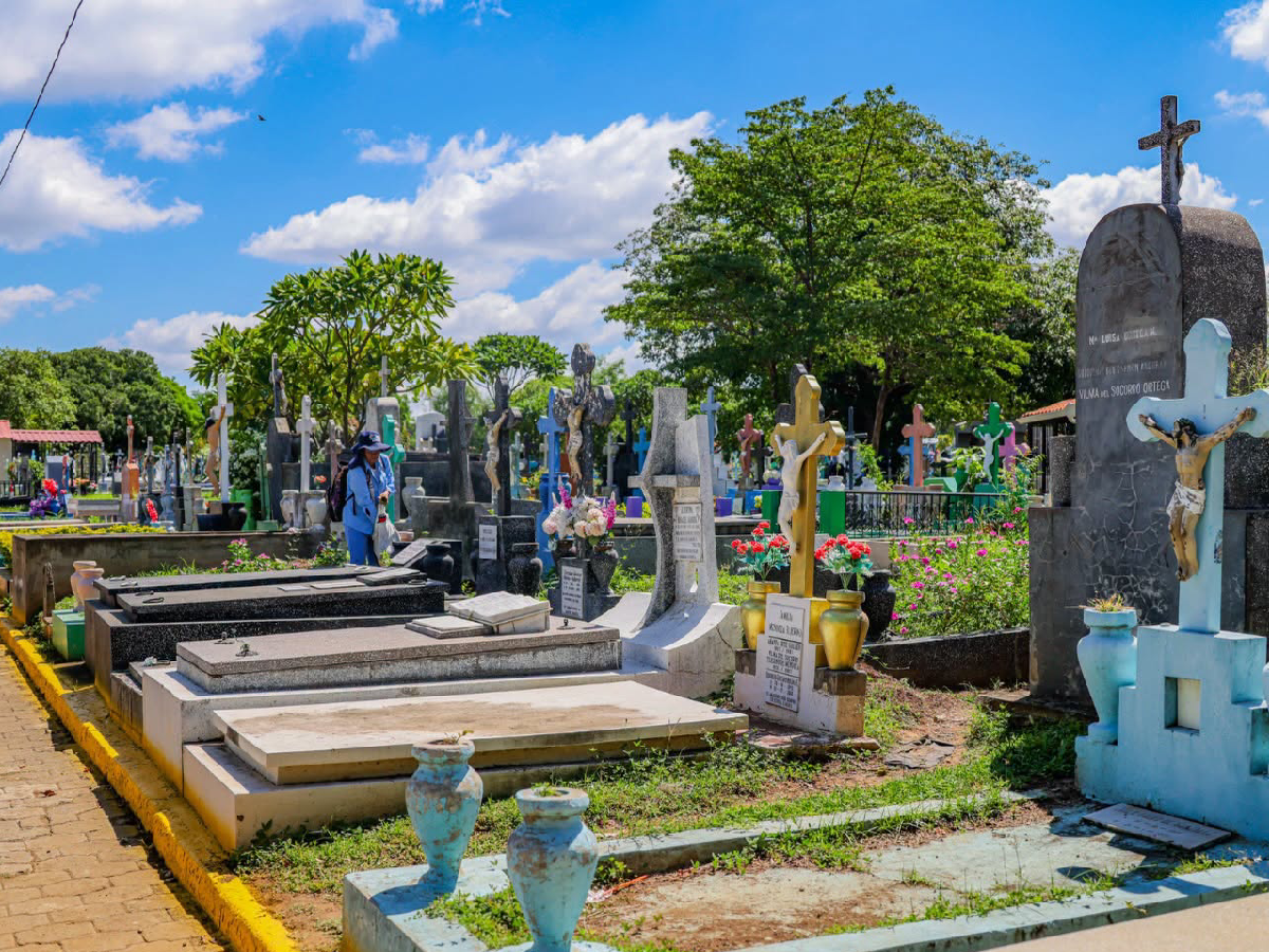 Ofrendas florales honrarán la memoria de maestros insignes en el Día de los Fieles Difuntos