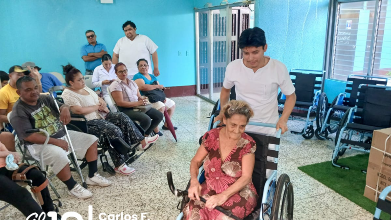 Gobierno Sandinista entrega sillas de ruedas a protagonistas del programa Todos con Voz