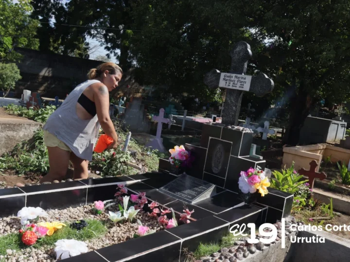Familias limpian y embellecen tumbas en vísperas del Día de los Fieles Difuntos