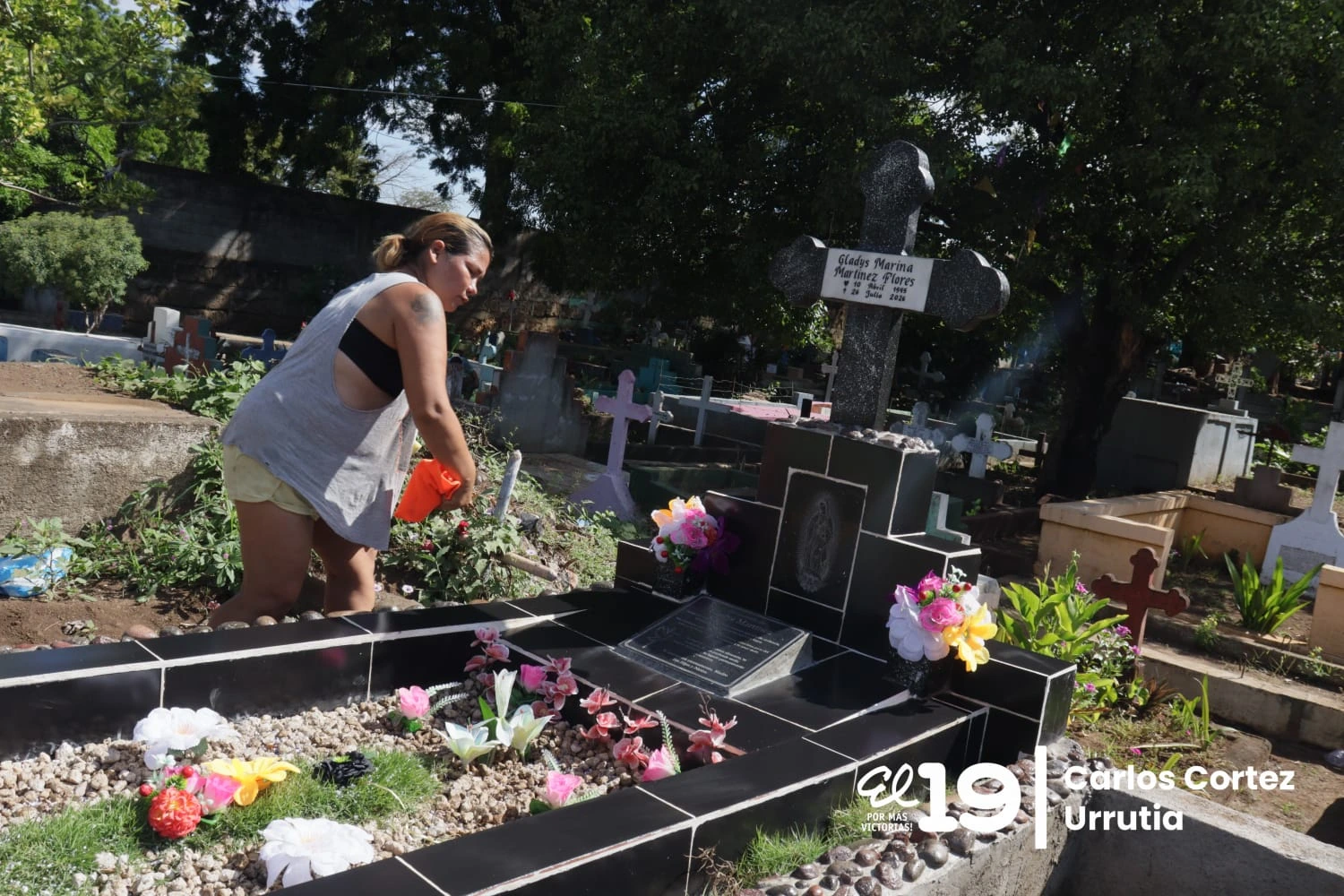 Familias limpian y embellecen tumbas en vísperas del Día de los Fieles Difuntos