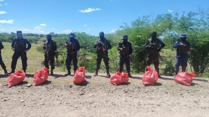 Ejército de Nicaragua retiene a mujer e incauta 150 paquetes de cocaína en Somotillo