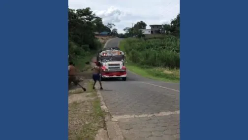 Video exhibe bus a exceso de velocidad y niños en riesgo en la carretera