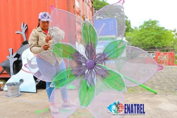 ENATREL prepara adornos para iluminar Managua esta navidad